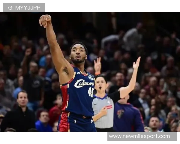 米切尔全场表现亮眼22投11中三分命中率高达36砍下32分9篮板5助攻正负值13 米切尔全场表现亮眼22投11中三分命中率高达36砍下32分9篮板5助攻正负值13