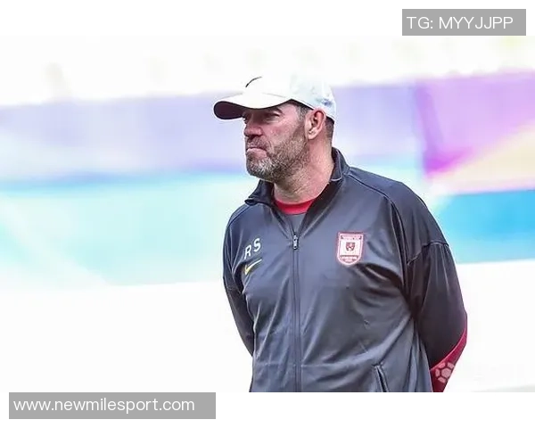 老友重聚亚泰主帅苏亚雷斯与国安队工作人员深情相拥展现友谊之情